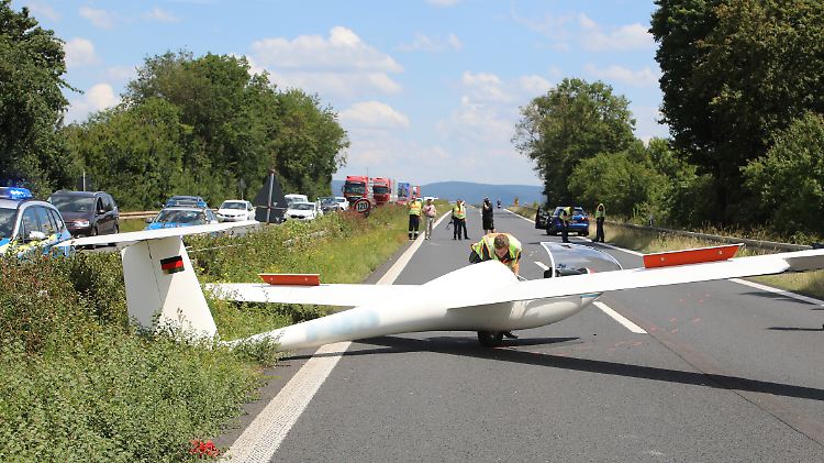Zum Glück kollidierte das Segelflugzeug nicht mit Autos auf der Bundesstraße.