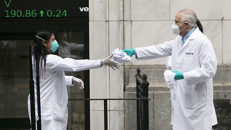 In den USA gilt weiterhin: Abstand halten, Hände waschen, Schutzmasken tragen.