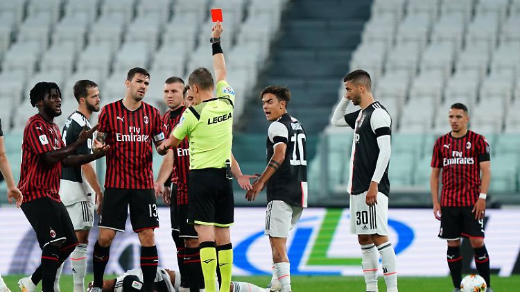 Lustig: Die Profis des AC Milan wollten über den Platzverweis von Ante Rebic diskutieren.
