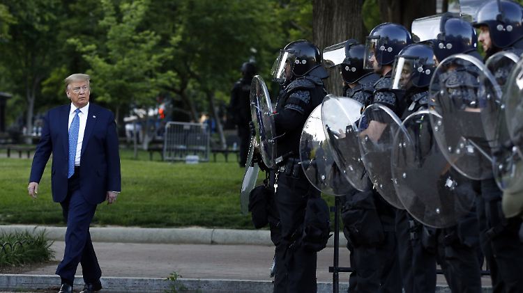 US-Präsident Trump sagt, er wolle eine "mitfühlende, aber starke" Polizei.
