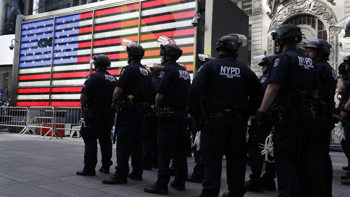 Nach dem Tod von George Floyd bei einem brutalen Polizeieinsatz halten die Proteste in den USA an.