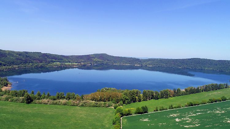 Der Schein trügt: Unter dem Laacher See konnten immer wieder kleinere Erdbeben festgestellt werden.