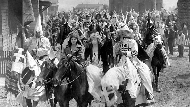 In "Birth of a Nation" erscheint der Ku Klux Klan als Beschützer der weißen Frauen.