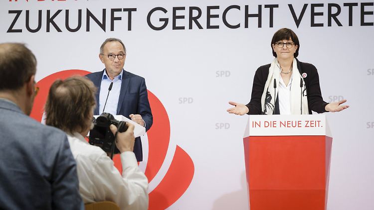 Die SPD-Vorsitzenden Norbert Walter-Borjans und Saskia Esken bei einer Pressekonferenz in Zeiten vor der Corona-Krise.