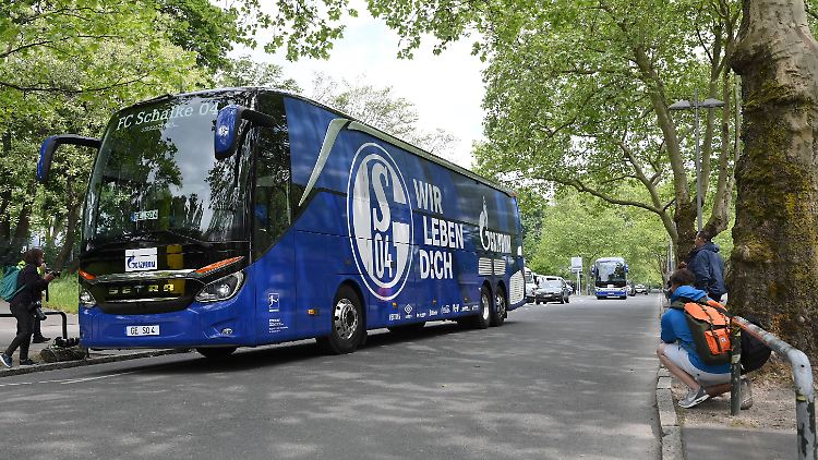 Mehr als 20 Fahrer, die auf 450-Euro-Basis gearbeitet haben, entlässt Schalke 04, um Geld zu sparen.