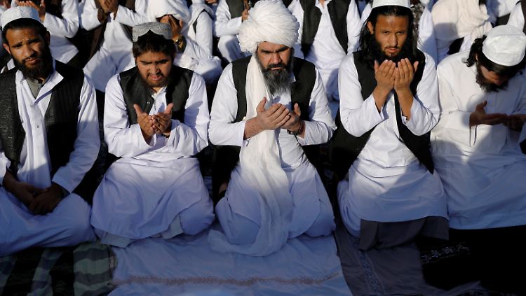 Mehrere Taliban beten nach ihrer Freilassung vor dem Pul-i-Charkhi-Gefängnis in Kabul. Die Extremisten knüpfen die Zusammenarbeit bei Corona an die Bedingung, weitere Taliban freizulassen,