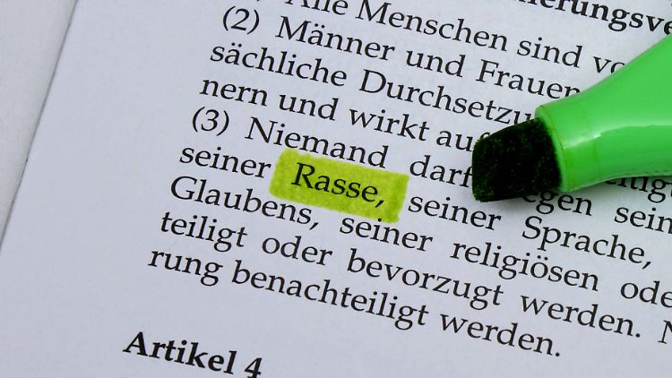 In Artikel 3 (3) des Grundgesetzes ist von "Rasse" die Rede.
