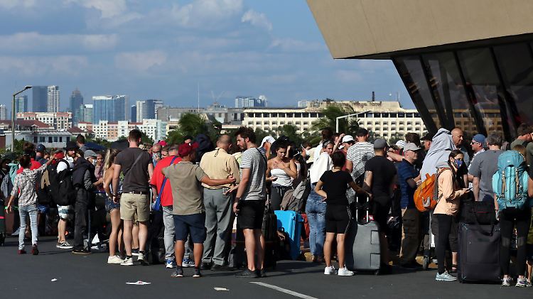 Deutsche Touristen am Flughaben in Manila: In fünf Wochen wurden 240.000 Deutsche zurück in die Heimat geflogen.