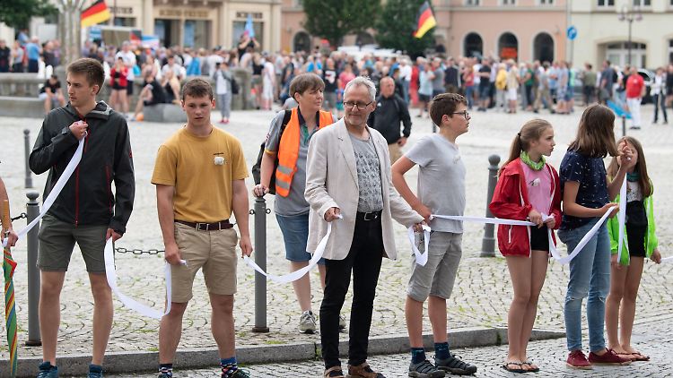 Die Menschen in Sebnitz nutzten Bänder für die Menschenkette, um die Corona-Abstandsregeln einzuhalten.