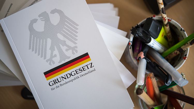  "Niemand darf wegen seines Geschlechtes, seiner Abstammung, seiner Rasse, seiner Sprache, seiner Heimat und Herkunft, seines Glaubens, seiner religiösen oder politischen Anschauungen benachteiligt oder bevorzugt werden. Niemand darf wegen seiner Behinderung benachteiligt werden."( Artikel drei im GG).