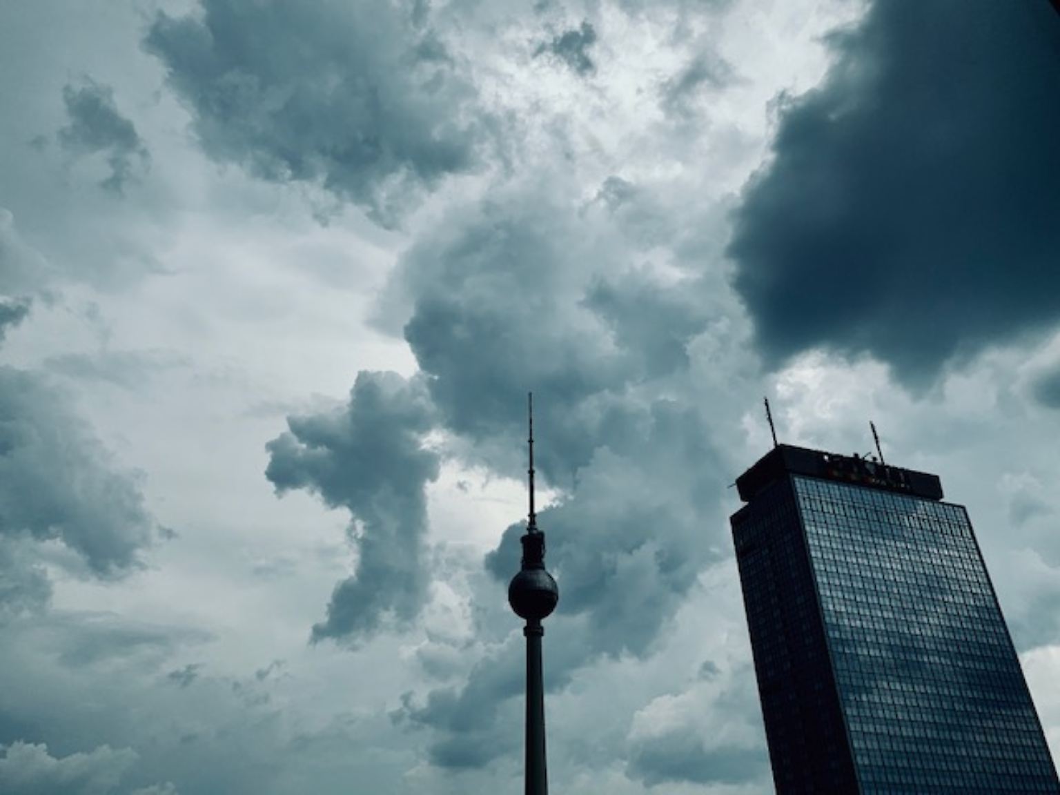 "Da braut sich was zusammen" - das dachten sich nicht nur die Berliner und guckten erwartungsvoll bis ängstlich in den Himmel. 
