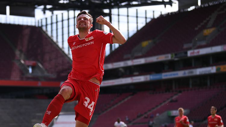 Christian Gentner bejubelt seinen Treffer zum 2:0 gegen den 1. FC Köln.