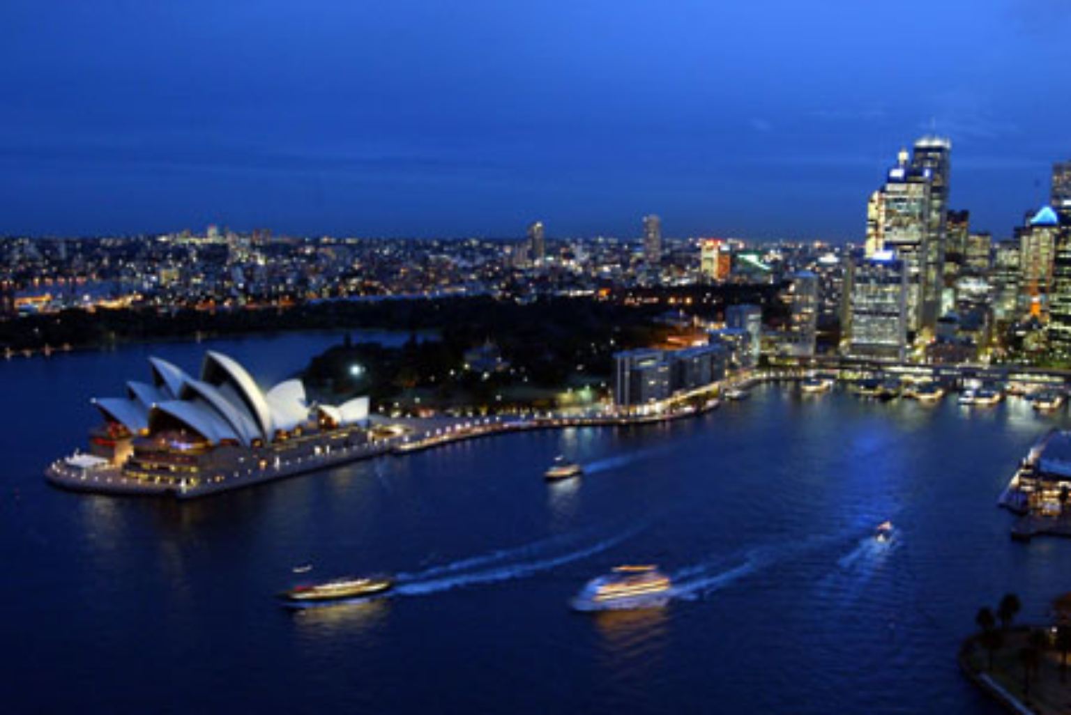 In Sydney, der größten und bekanntesten Stadt Australiens, gibt es mindestens zwei Bauwerke, die weit über die Landesgrenzen berühmt geworden sind.