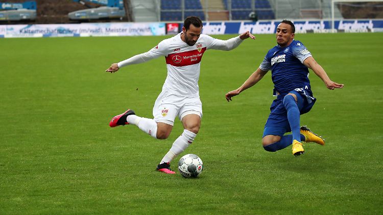 Änis Ben-Hatira (r.) und seine Karlsruher entnervten den VfB Stuttgart und Gonzalo Castro im Derby.