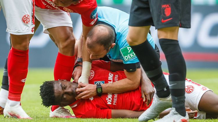 Taiwo Awoniyi muss nach einem üblen Zusammenprall minutenlang behandelt und ins Krankenhaus eingeliefert werden.