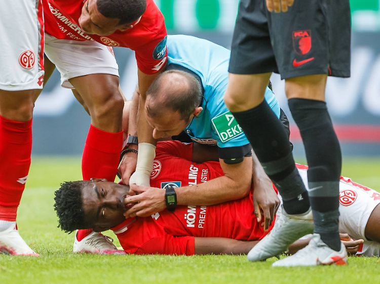 Taiwo Awoniyi muss nach einem üblen Zusammenprall minutenlang behandelt und ins Krankenhaus eingeliefert werden.
