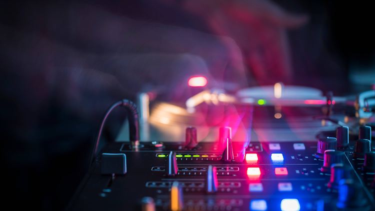 Mit den Raves hätten die Teilnehmer laut Labour-Abgeordneten Angela Rayner "ihr eigenes Leben und das ihrer Angehörigen in Gefahr gebracht". (Symbolbild)