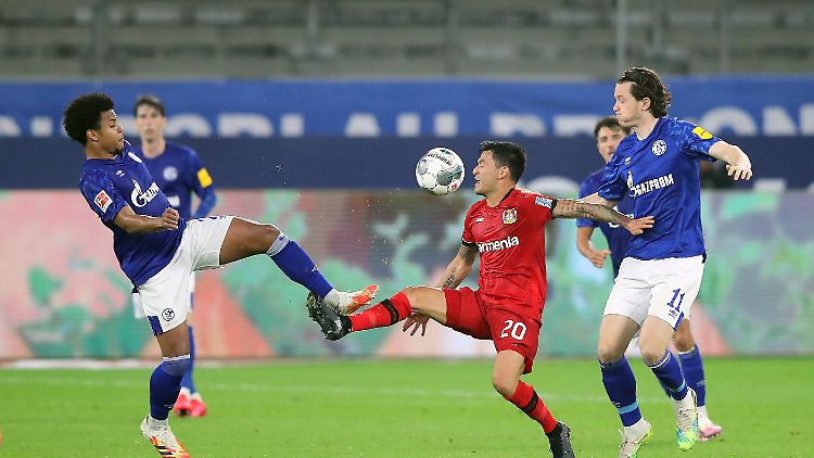 Schalkes Weston McKennie (links) und Michael Gregoritsch kämpfen mit Charles Aranguiz um den Ball, gewinnen konnte am Ende keiner.