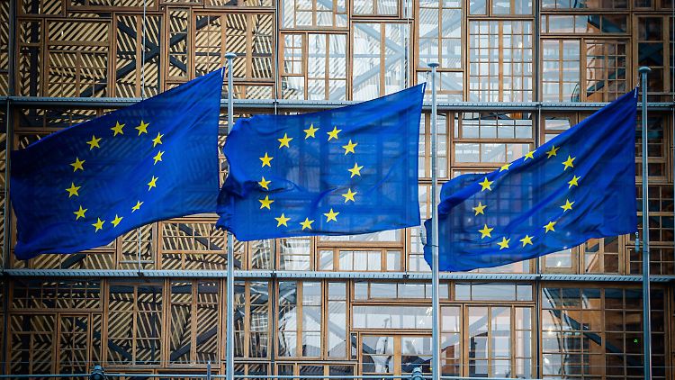Die EU Fahnen in Brüssel wehen im harten Wind der Krise.