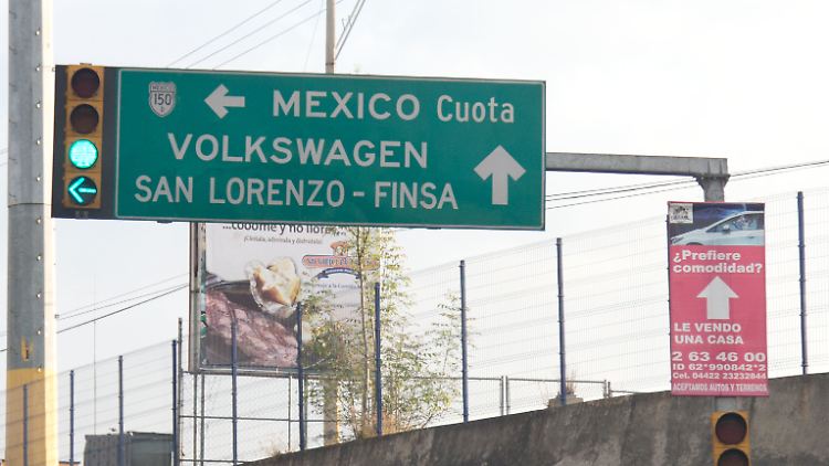 Straßenschild mit dem Hinweis auf das Volkswagen-Werk im mexikanischen Puebla. 