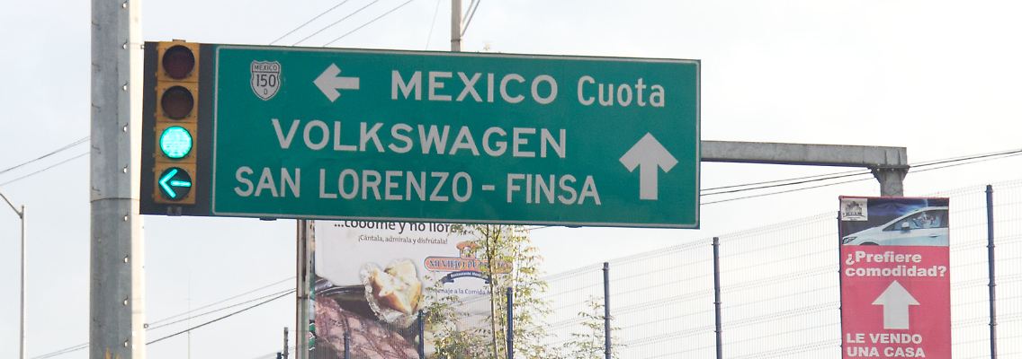 Straßenschild mit dem Hinweis auf das Volkswagen-Werk im mexikanischen Puebla. 