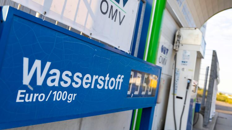 Eine der seltenen Wasserstofftankstellen - am Flughafen Stuttgart.