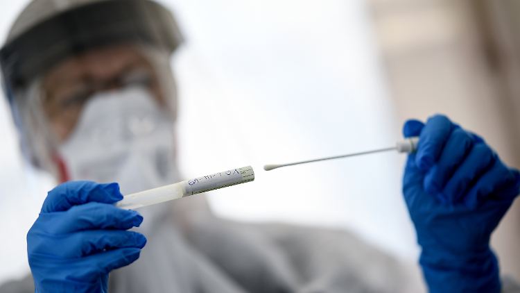 Die Anwohner eines Berliner Wohnblockes werden auf das Coronavirus getestet (Symbolbild).