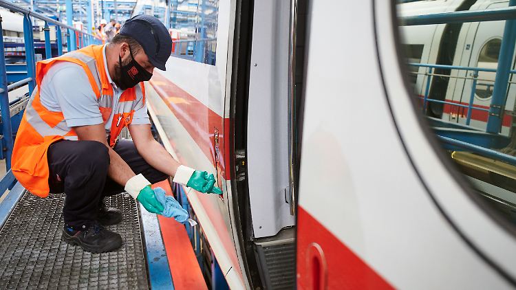 Wegen der Ausbreitung des Coronavirus wird in Zügen und an Bahnhöfen intensiv gereinigt und desinfiziert.