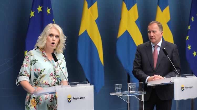Sonderweg in der Pandemie-Abwehr: Schwedens Sozialministerin Lena Hallengren erläutert bei einer Pressekonferenz mit Premierminister Stefan Lofven (r.) das weitere Vorgehen.