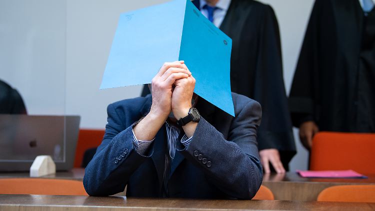 Dem Polizisten drohen bis zu fünf Jahre Haft.