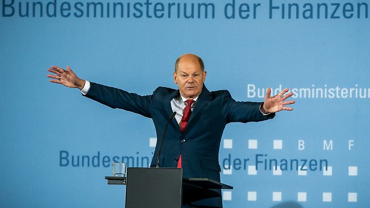 So hoch ist die Neuverschuldung - das hat Olaf Scholz bei einer Pressekonferenz vergangene Woche zwar nicht gesagt, es hätte aber gut zur Geste gepasst.