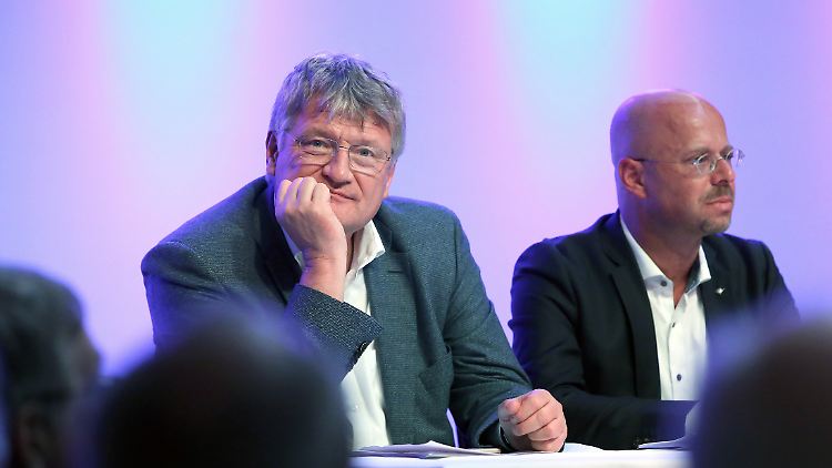 Ein Bild aus versöhnlicheren Tagen: AfD-Chef Jörg Meuthen gemeinsam mit Ex-Brandenburg-Chef Andreas Kalbitz beim Auftakt zum Europawahlkampf vor gut einem Jahr in Magdeburg.