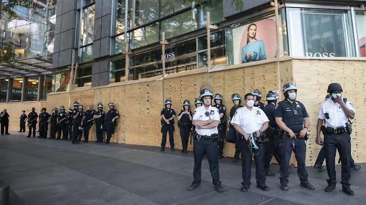 In New York arbeiten rund 36.000 Streifenpolizisten und 19.000 Menschen in der Verwaltung der Polizei.