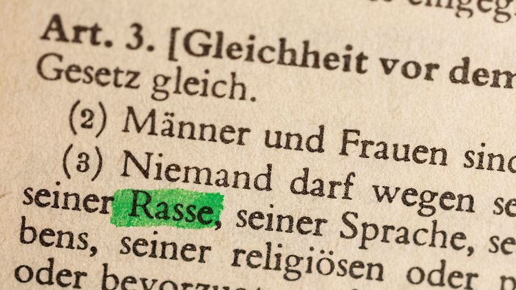 Umstrittene Formulierung: der Begriff "Rasse" im Grundgesetz.