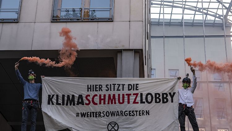 Aktivisten der Organisation Extinction Rebellion auf dem Dach der BDI-Zentrale in Berlin.