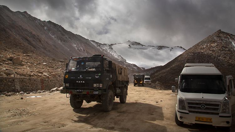 Im September 2018 fährt ein indisches Armeefahrzeug durch die Region Ladakh.
