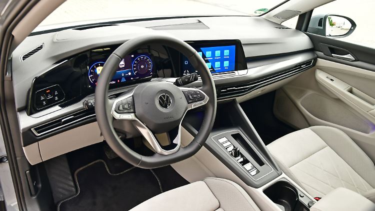 Umstellen muss man sich etwas bei der Bedienung im Golf 8. Die tasten für Licht, Parkassistent etc. reagieren jetzt auf Berührung.