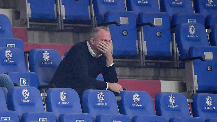 Jochen Schneider ist wenigstens mit der jüngsten umstrittenen Maßnahme des Multi-Millionen-Euro-Konzerns Schalke 04 im reinen.