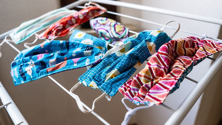 Mund-Nasen-Schutz aus Stoff muss regelmäßig bei mindestens 60 Grad gewaschen werden.