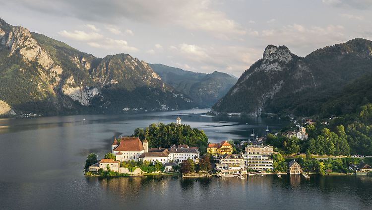 Traumhaft schön: die Halbinsel Traunkirchen mit dem Seehotel "Das Traunsee".