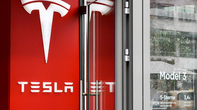 Tesla muss sich wegen des Vorwurfs irreführender Werbung für sein Model 3 vor Gericht verantworten.