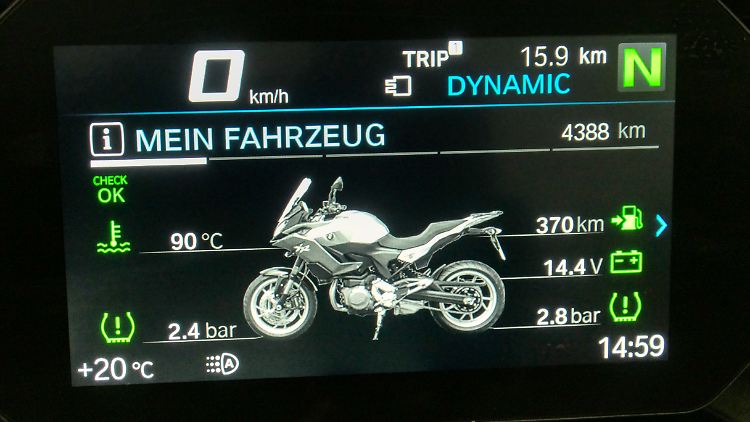Das TFT der F 900 R erweist sich als unerschöpflicher Quell für Informationen.