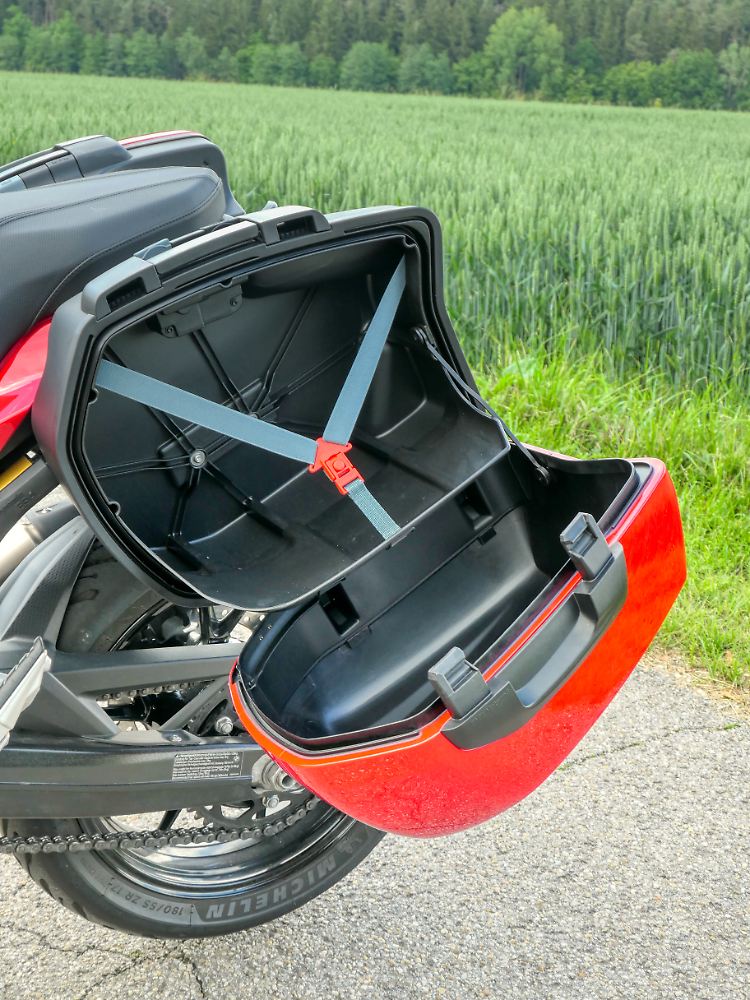 Die Seitenkoffer, die für die F 900 XR angeboten werden, sind für Reisefreunde ein echter Gewinn.