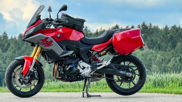 Ein überaus nützliches Tourenzubehör stellt der ausgeklügelte Tankrucksack für die F 900 XR dar.