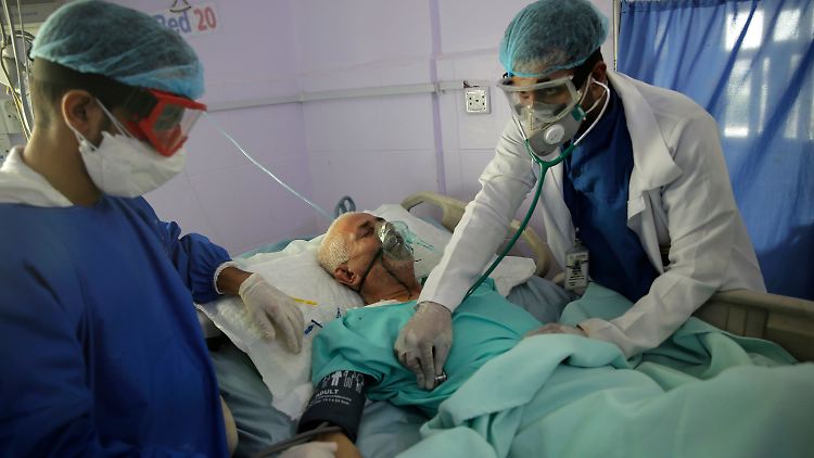 Laut britischen Forschern konnte die Sterblichkeit von schwer erkrankten Covid-19-Patienten deutlich verringert werden.