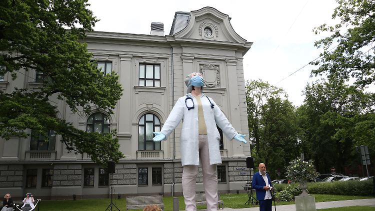 Diese sechs Meter große Skulptur schmückt nun einen Platz vor dem Lettischen Nationalen Kunstmuseum in Riga.