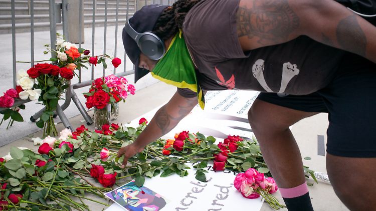 Auch in Kalifornien, wie etwa in Los Angeles, machen die Bürger ihren Unmut über rassistisch motivierte Polizeigewalt Luft - auch mal ruhig und einzeln.