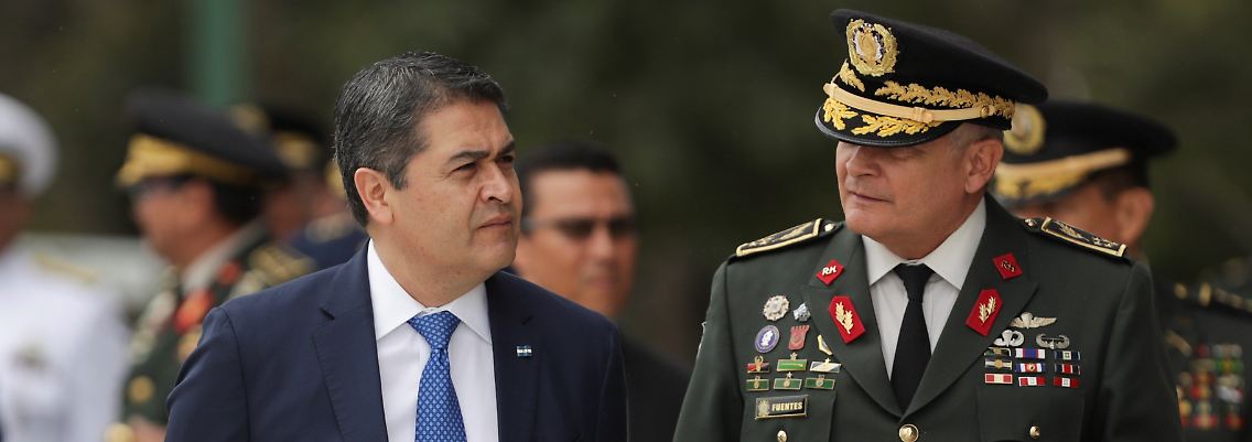 Juan Orlando Hernandez (l.), Präsident des zentralamerikanischen Honduras.