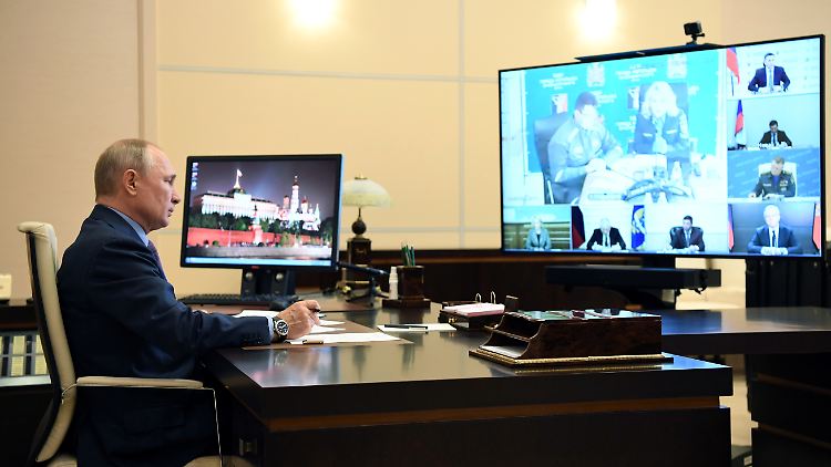Präsident Wladimir Putin leitete seine Amtsgeschäfte zuletzt per Videokonferenz.