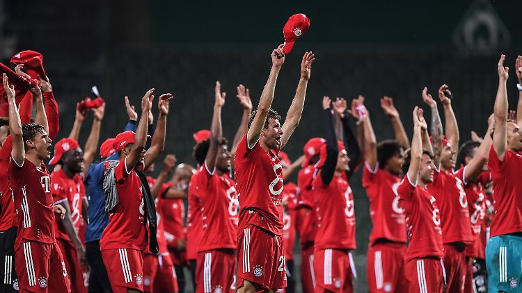 Auch der FC Bayern kann noch feiern. Auch beim achten Mal. Und auch, wenn es "unverschämt" ist.